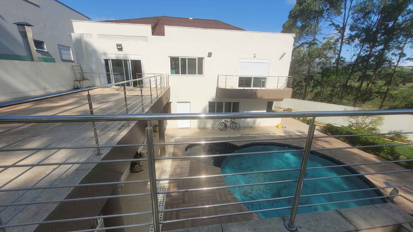 Residência de alto padrão com piscina e acabamento sofisticado no Alto Tietê