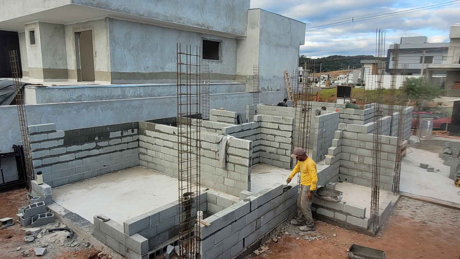 Casa de alto padrão em fase avançada de construção no Alto Tietê
