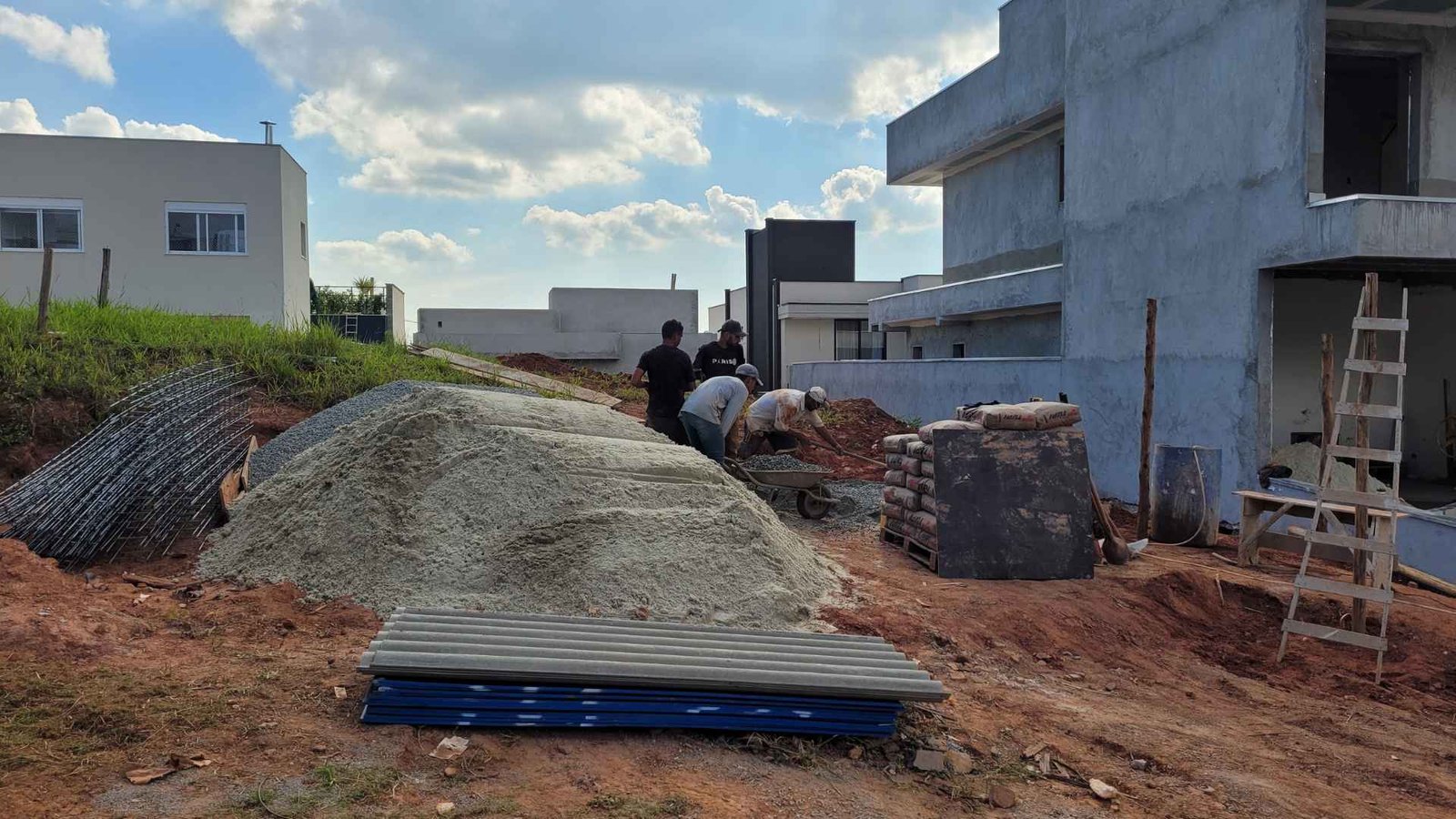 Estrutura inicial de obra residencial em construção de alto padrão