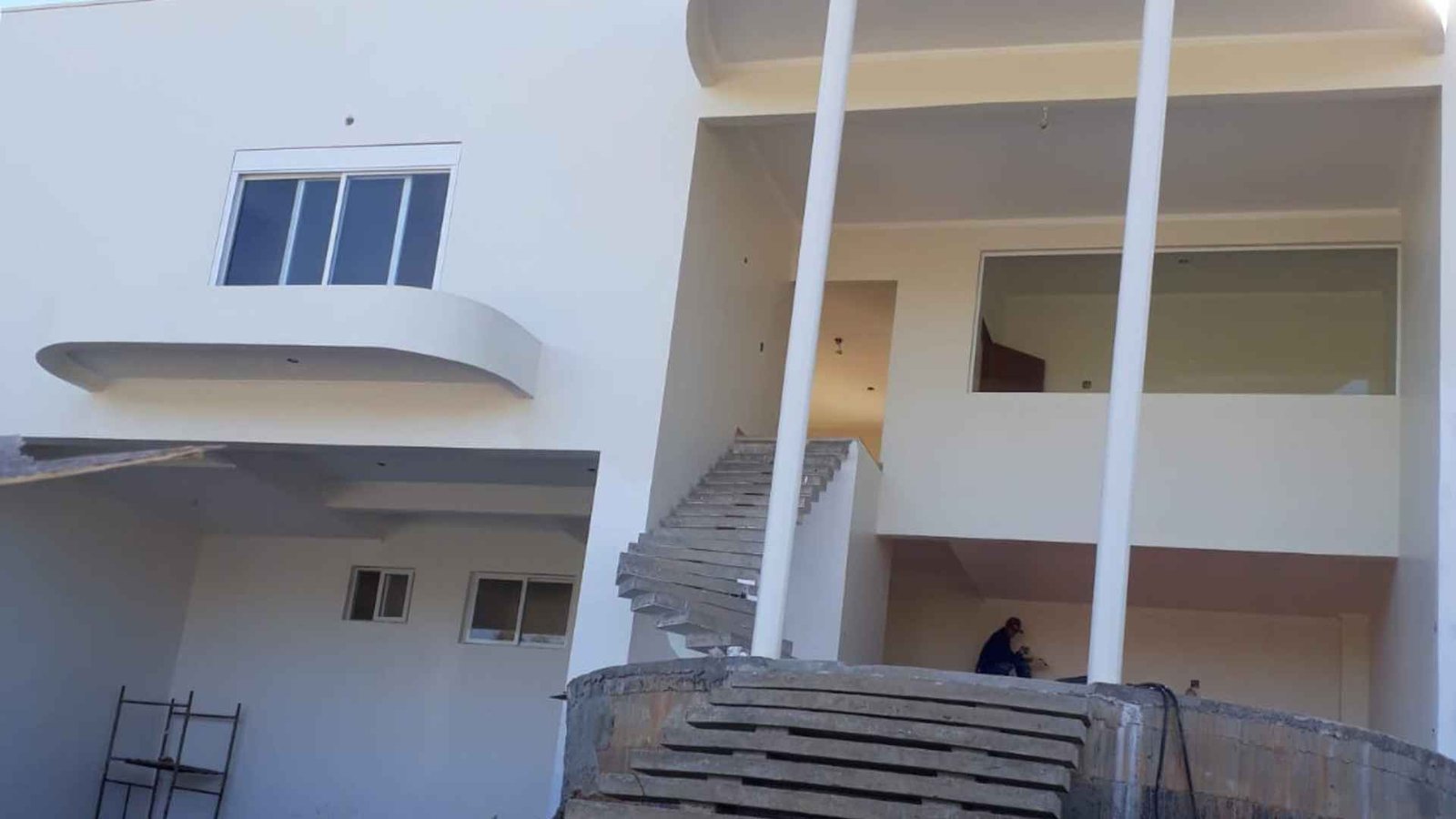 Fachada de residência em fase de fechamento durante construção de alto padrão