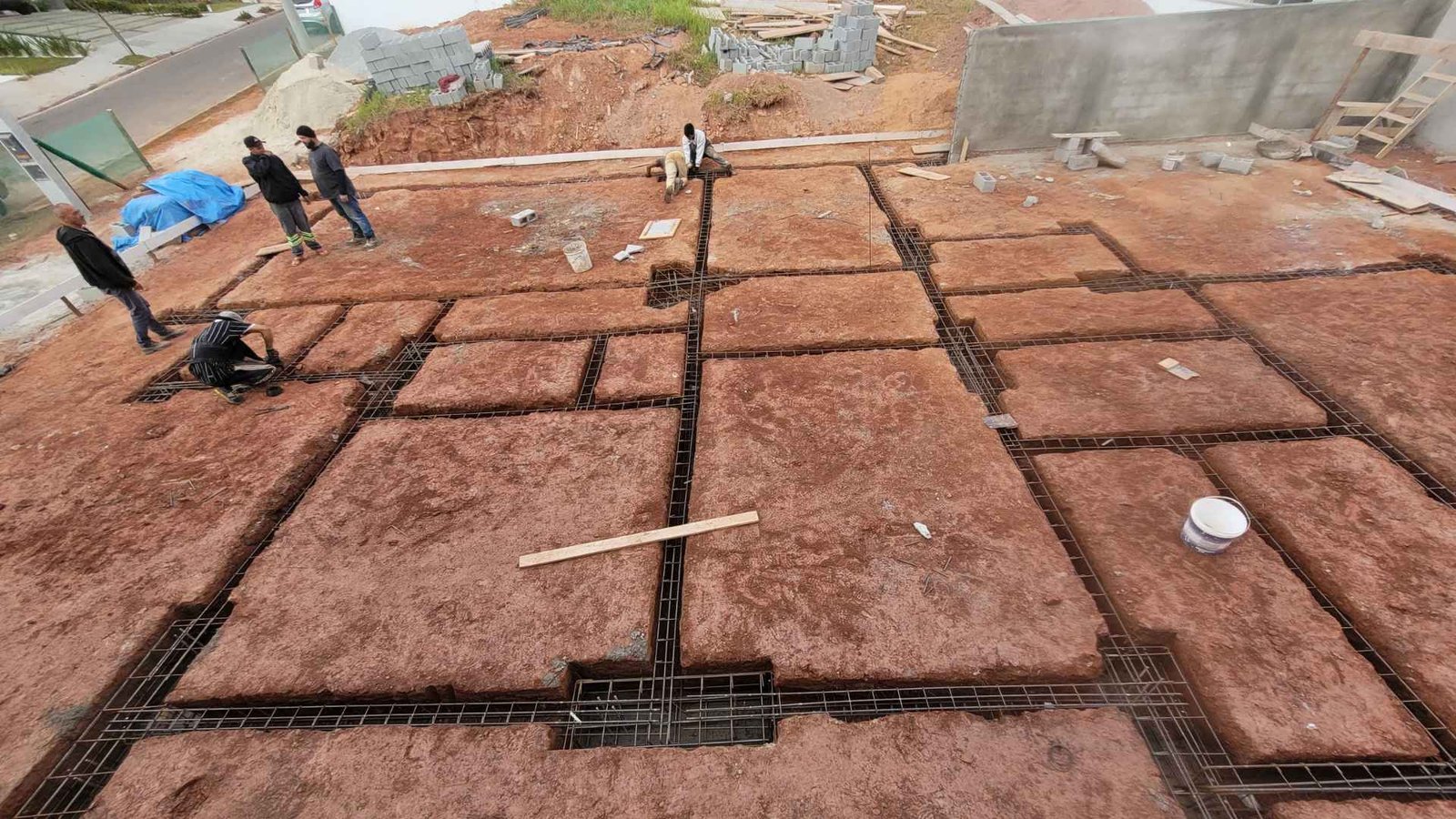 Ferragem de residência de alto padrão em fase estrutural da construção