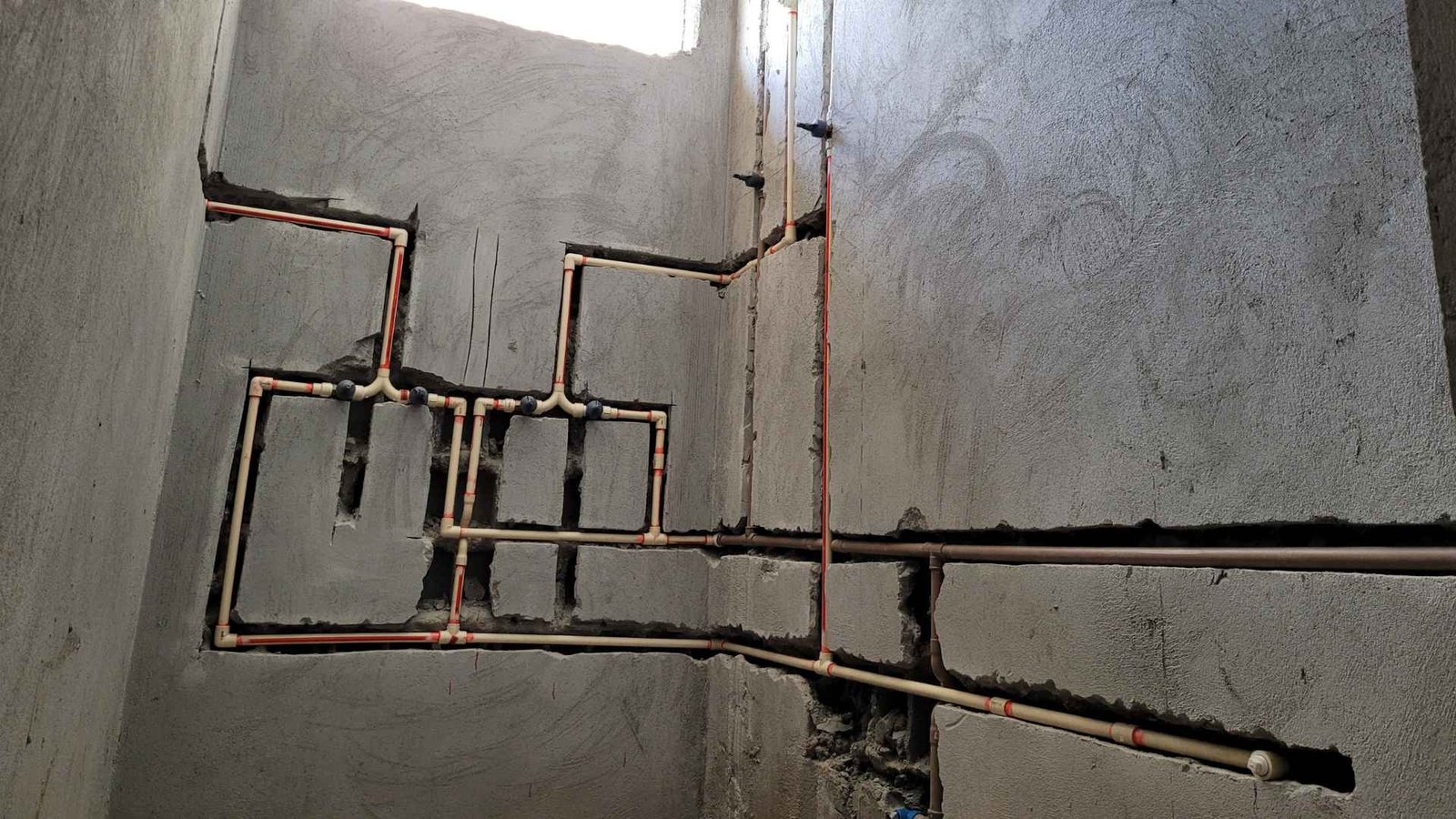Infraestrutura hidráulica em obra de alto padrão durante reforma residencial
