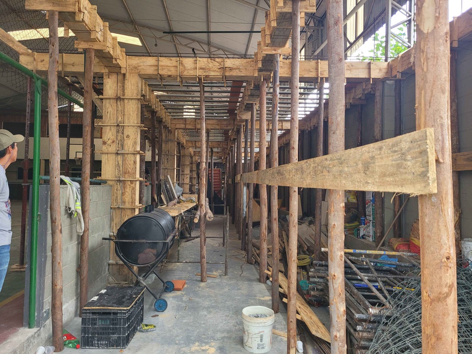 Escoramento e formas de madeira em obra residencial de alto padrão durante etapa estrutural